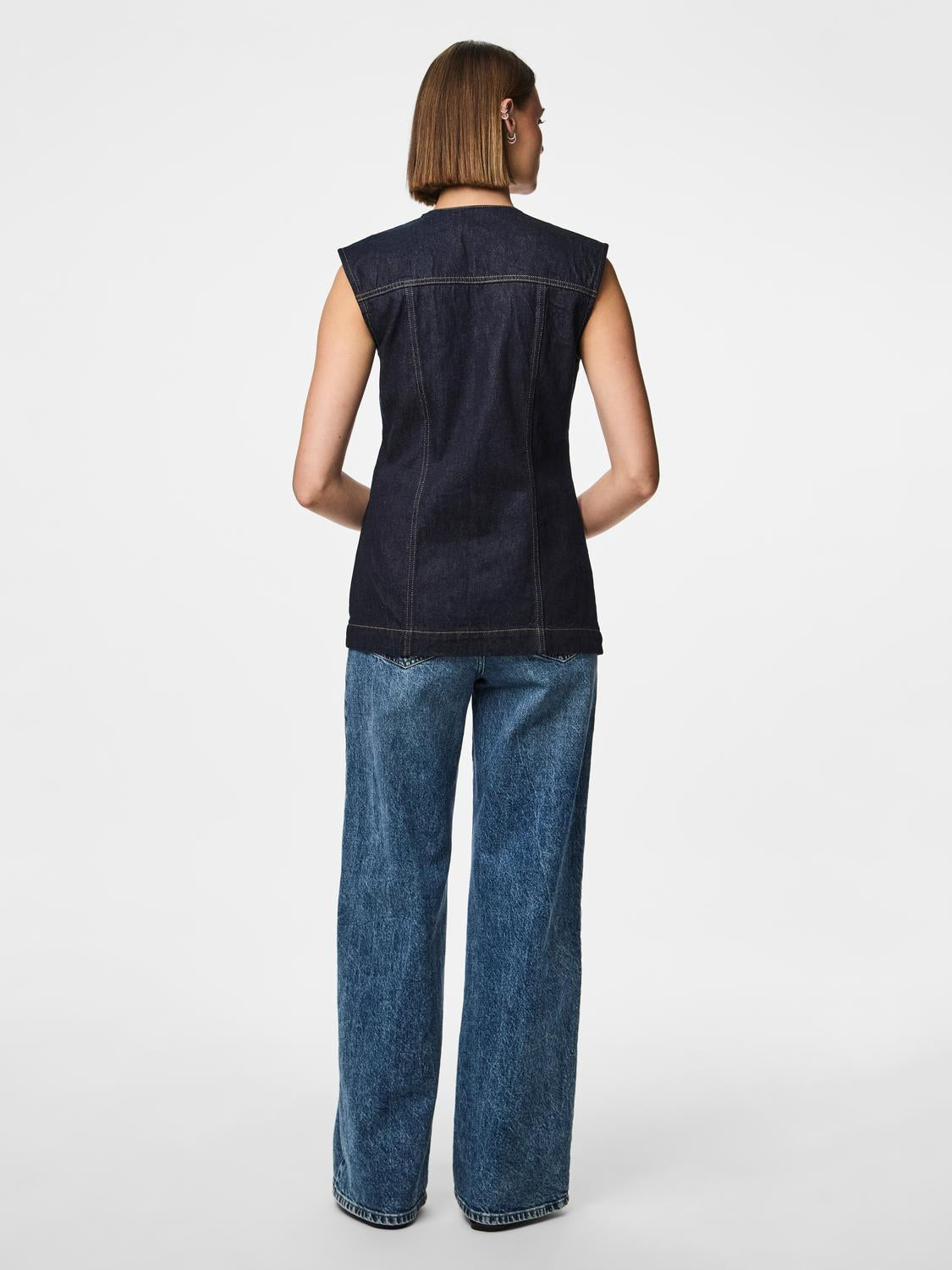 model_shot-back